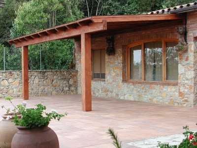 <p>Pergola de <strong>fusta laminada</strong> amb dos pilars.</p>